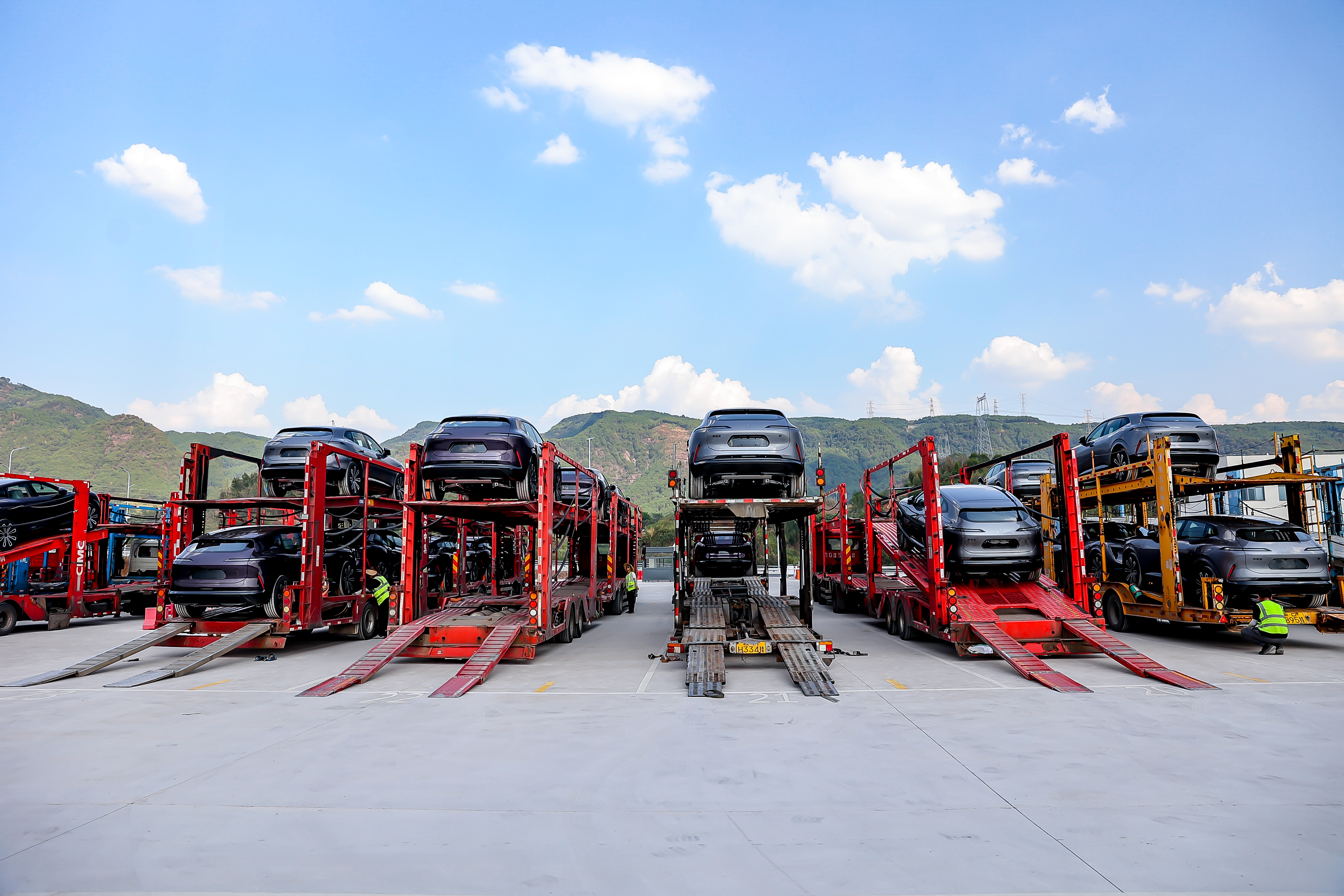 Fuzhou AutoZBT export cars are about to be transported to the port by large trailer trucks