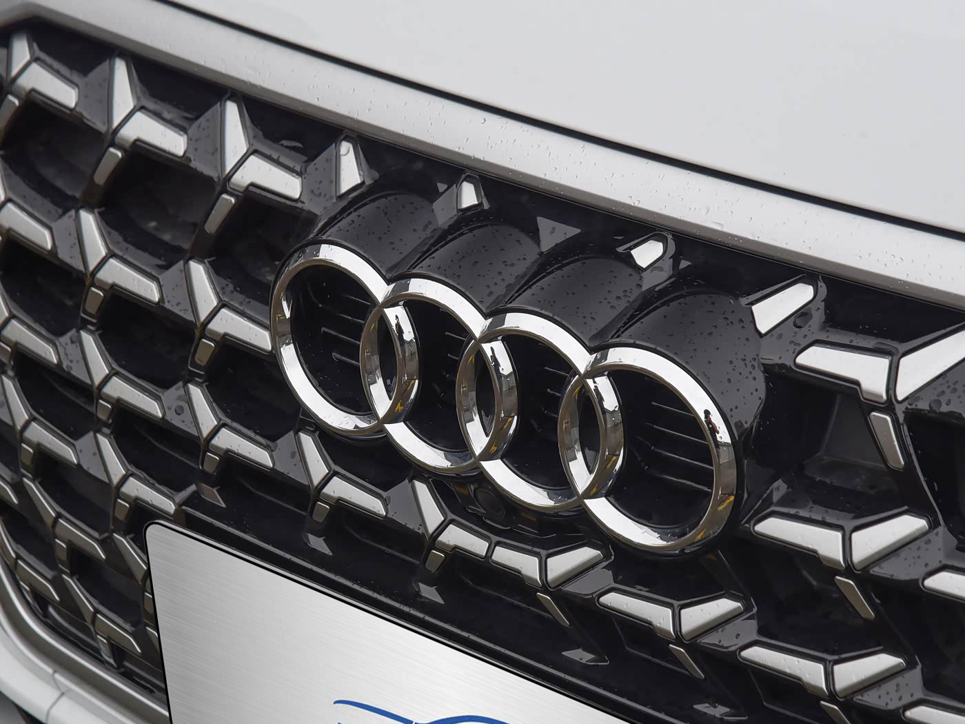 Audi Q3-W16